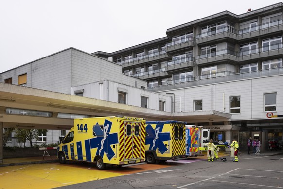 Mitarbeiter des Pflegepersonals verlegen junge Patienten mit Krankenwagen vom alten Kinderspital im Zuercher Stadtteil Hottingen zum neuen Kinderspital in den Lengg, fotografiert am Samstag, 2. Novemb ...