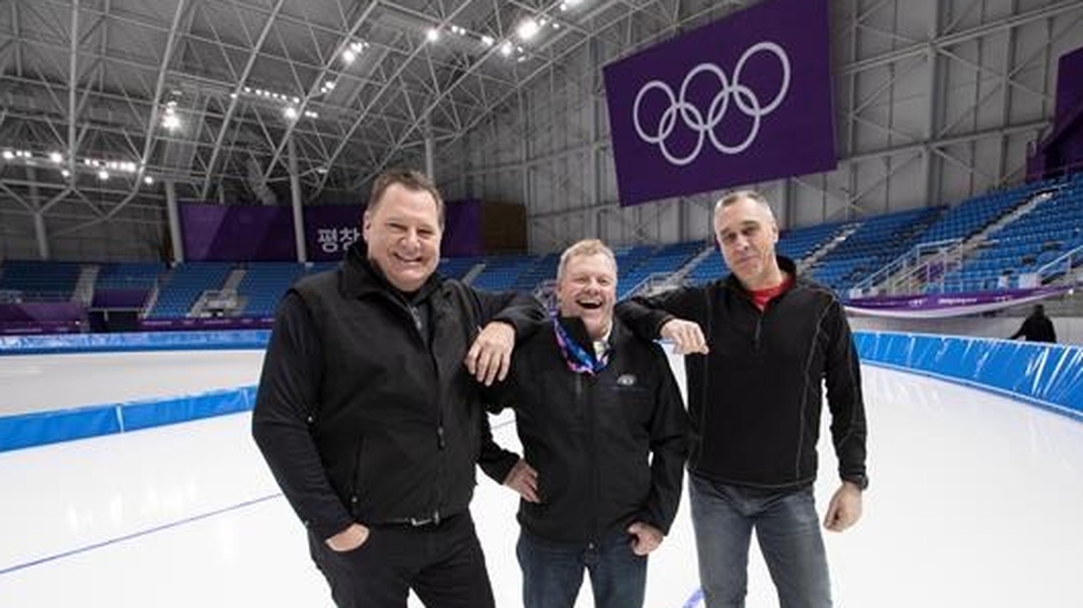 Wüthrich (Mitte) mit seinen kanadischen Eismeister-Kollegen vom Eishockey (links) und Eisschnelllauf.&nbsp;
