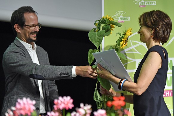 Parteipraesident Balthasar Glaettli, links, uebergibt der ehemaligen Parteipraesidentin Regula Rytz, rechts, Sonnenblumen an der Delegiertenversammlung der Gruenen in Brugg am Samstag, 15. August 2020 ...