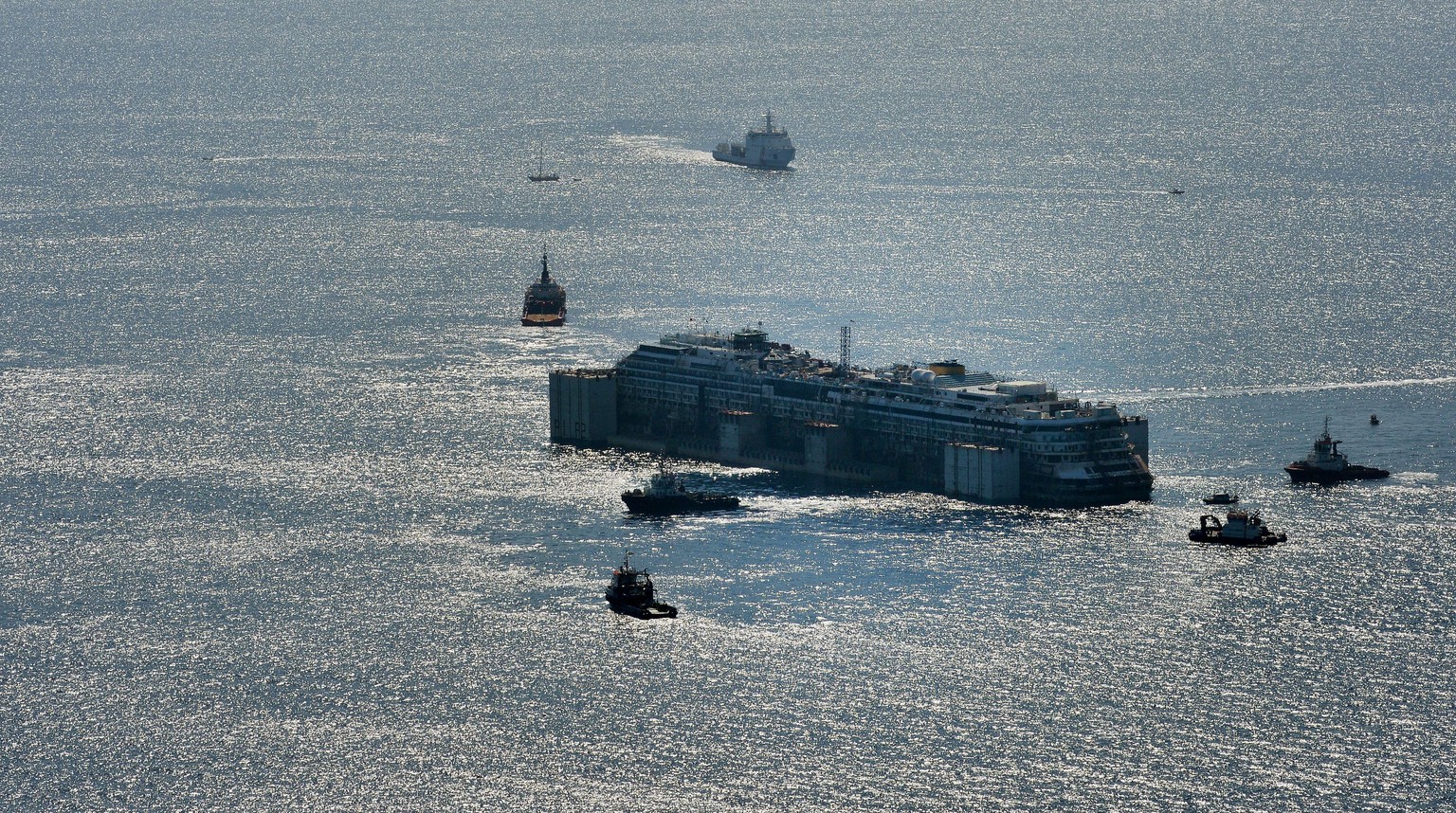 Vier Schlepper bringen das Schiff nach Genua.