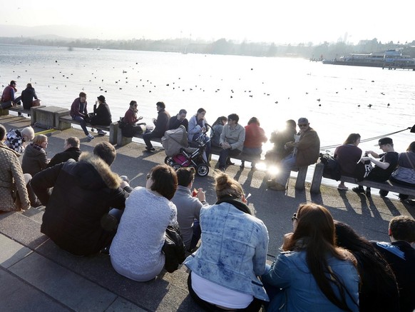 Viele Menschen geniessen die milde Fruhlingssonne am Zuerichsee beim Zuercher Utoquai am Samstag, 8. Maerz 2014. (KEYSTONE/Walter Bieri)....People enjoy the first spring sun beams on the lake of Zuric ...