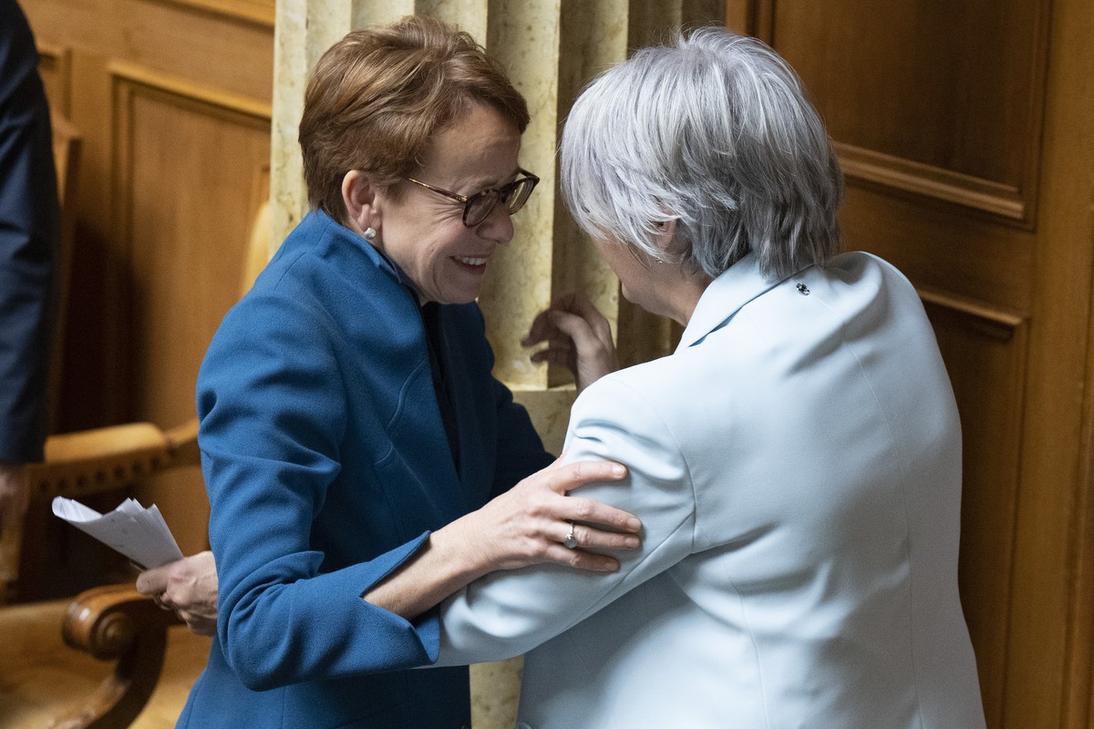 Die neue Bundesraetin Elisabeth Baume-Schneider, SP-JU, rechts, wird von der unterlegenen Bundesratskandidat Eva Herzog, SP-BS, umarmt, nach der Ersatzwahl in den Bundesrat durch die Vereinigte Bundes ...