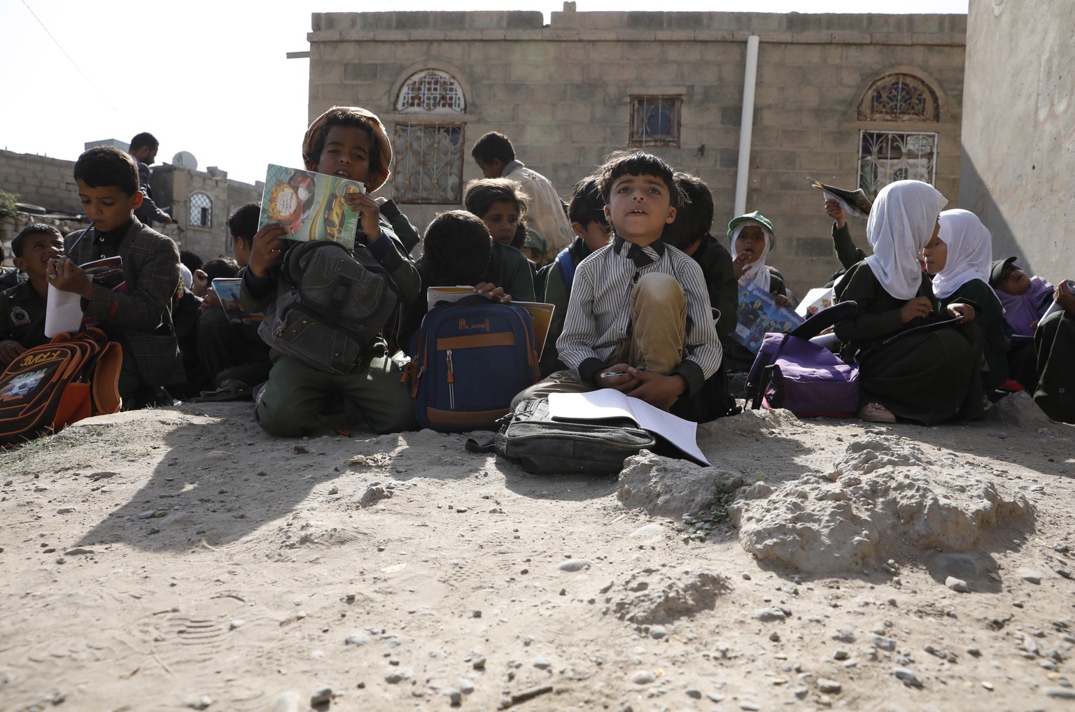 epa10190462 Yemeni pupils attend classes outdoors near an overcrowded school on the outskirts of Sana&#039;a, Yemen, 14 September 2022 (issued 17 September 2022). Some 8.1 million Yemeni children are  ...