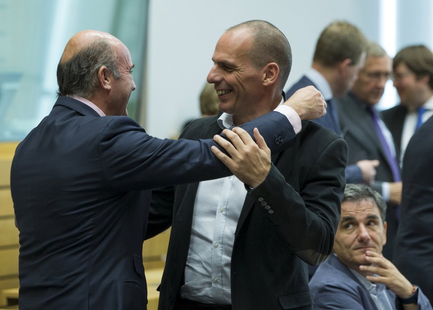 Vor dem Treffen: Griechenlands Finanzminister Varoufakis herzt seinen spanischen Amtskollegen Luis de Guindos.