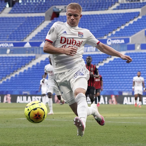 Lyon&#039;s Melvin Bard, right, challenges for the ball with Nice&#039;s Pedro Brazao, left, during the friendly soccer match between Lyon and Nice in Decines, near Lyon, central France, Saturday, Jul ...