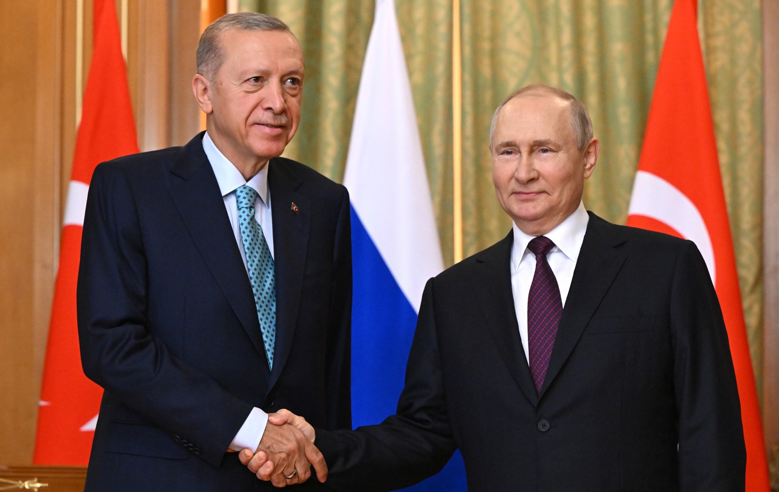 epa10839658 Russian President Vladimir Putin (R) and Turkey&#039;s President Recep Tayyip Erdogan (L) shake hands during their meeting in Sochi, Russia, 04 September 2023. Putin said that Russia is op ...