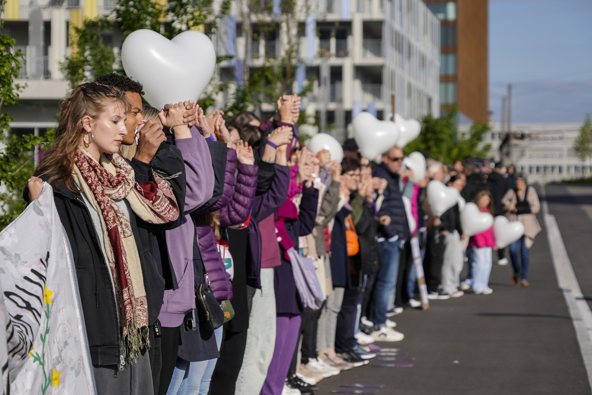 KEYPIX - Unterstuetzer der Opferfamilie bekunden ihre Solidaritaet und protestieren anlaesslich des Femizid-Prozesses vor dem Baselbieter Strafgericht, in dem der 44-jaehrige Beschuldigte wegen Mordes ...