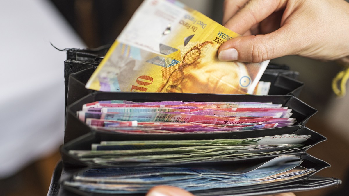 ZUR ABSTIMMUNGSVORLAGE UEBER DIE VOLKSINITIATIVE "FUER EIN BEDINGUNGSLOSES GRUNDEINKOMMEN" FUER DEN SONNTAG, 5. JUNI 2016, STELLEN WIR IHNEN FOLGENDES BILDMATERIAL ZUR VERFUEGUNG - A waitres ...
