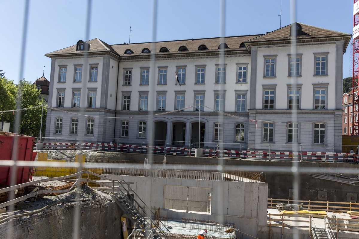 Frontansicht des Bezirksgebaeudes, in welchem auch die Kantonspolizei und das Bezirksgefaengnis untergebracht sind, aufgenommen am Dienstag, 19. Juli 2016, in Baden AG. Zwei Haeftlinge sind in der Nac ...