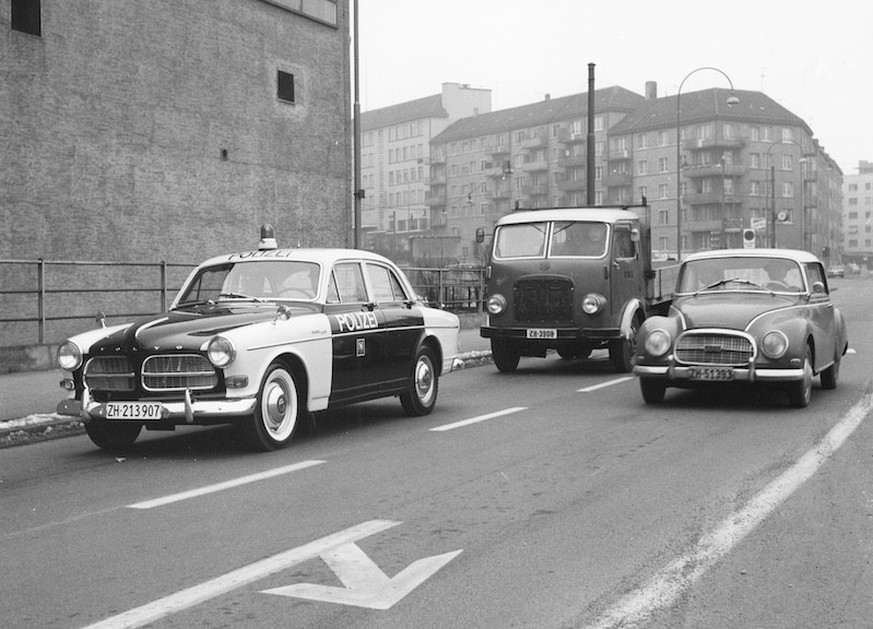 Volvo Amazon 122 S im Dienst der Zürcher Stadtpolizei in der ersten Hälfte der 1960er-Jahre, bei der Reifenwahl zeigte man sich pragmatisch.


https://www.zwischengas.com/de/bilder/Blog2025/04-2025/Vo ...