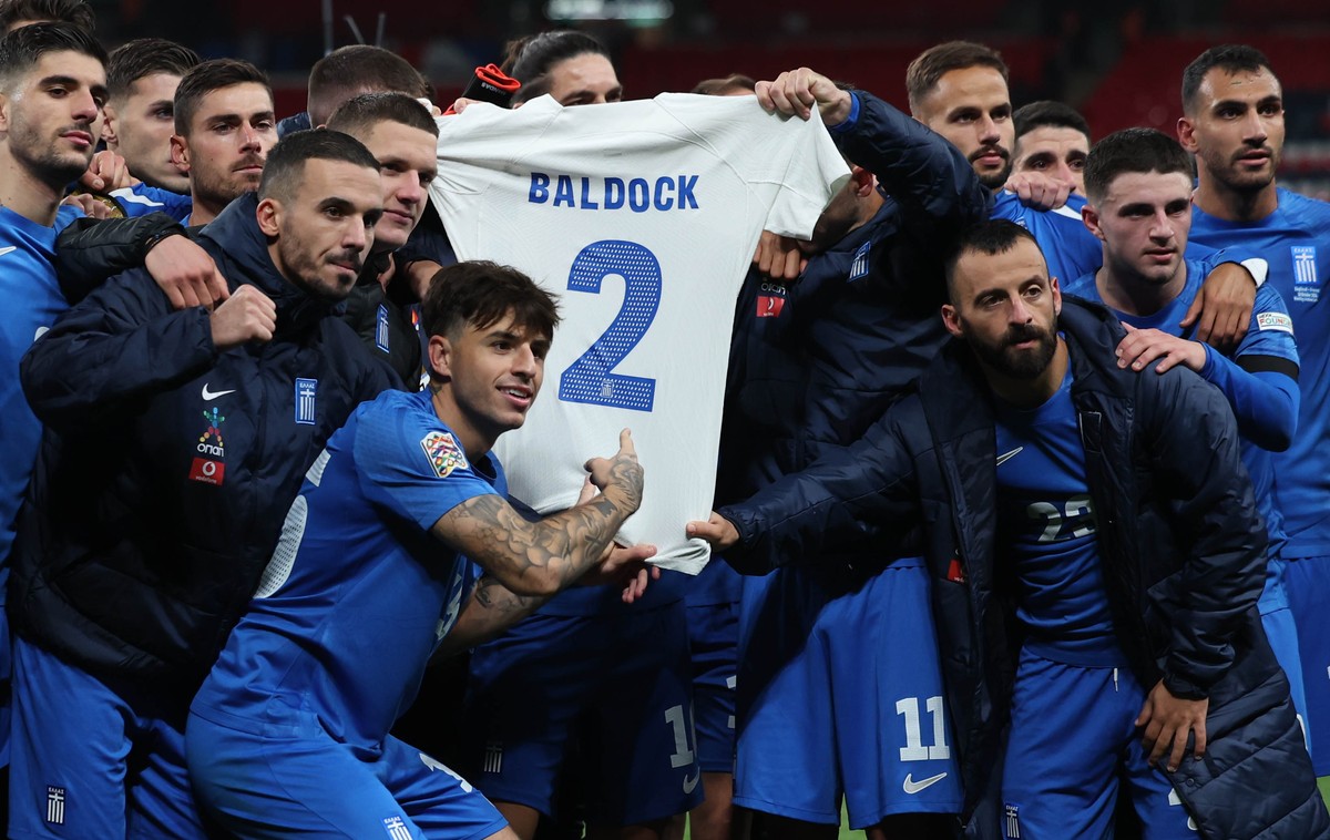 epa11653569 Greece?s players hold a tribute in memory of George Baldock during the UEFA Nations League match between England and Greece in London, Great Britain, 10 October 2024. EPA/ANDY RAIN