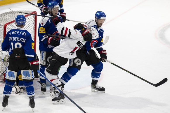 Jason Fuchs (LHC), links, und Julien Sprunger (HCFG), rechts, kaempfen sich im vierten Eishockey Playoff Halbfinalspiel der National League zwischen dem HC Fribourg-Gotteron (HCFG) und dem Lausanne HC ...