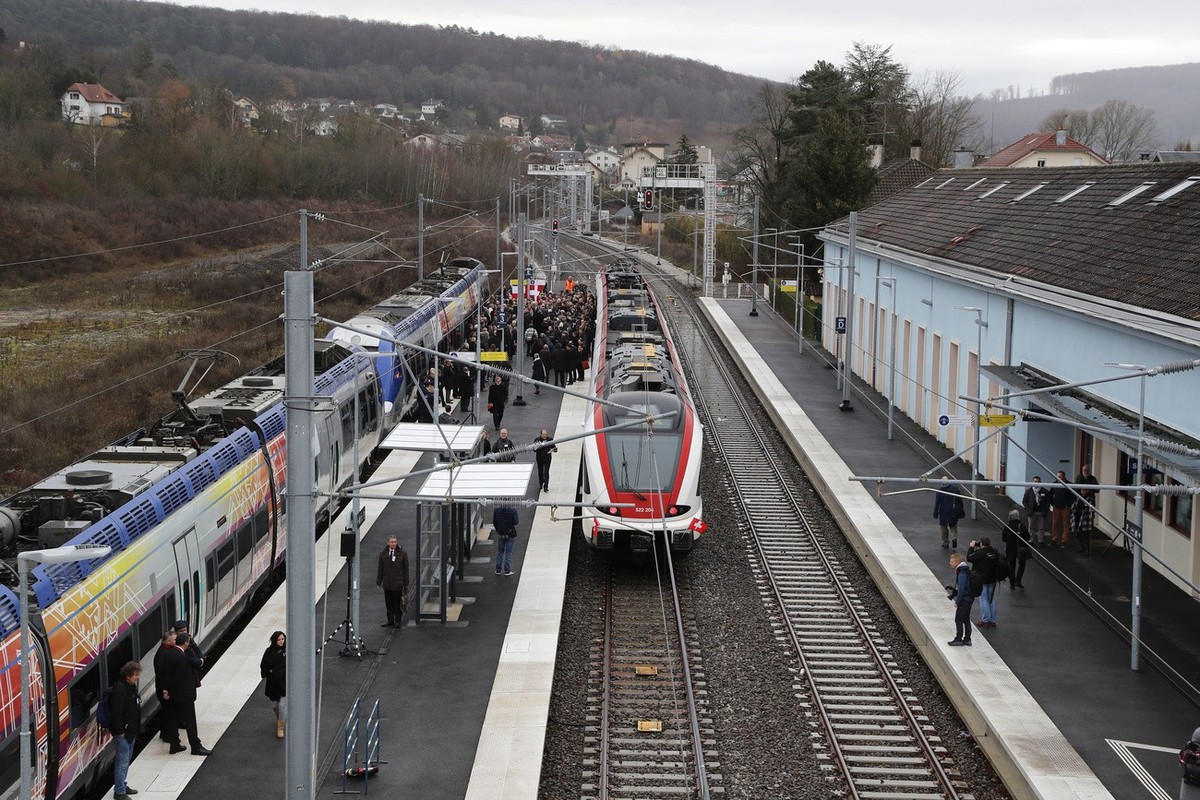 Inauguration en gare de Delle le 6 decembre 2018. Les invites a la gare de Delle avec les deux trains français (gauche) et suisse. La reouverture de la liaison ferroviaire franco-suisse Delle-Belfort  ...