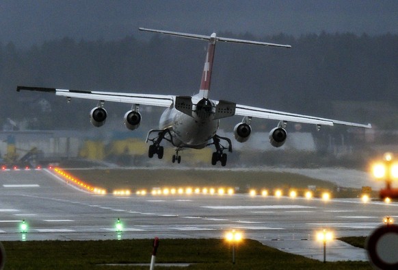 Ein Flugzeug der Swiss hat bei der Landung Schwierigkeiten, am Donnerstag, 5. Januar 2012, auf dem Flughafen Zuerich Kloten. Aufgrund des Sturms "Andrea" mussten einige Maschinen durchstarte ...