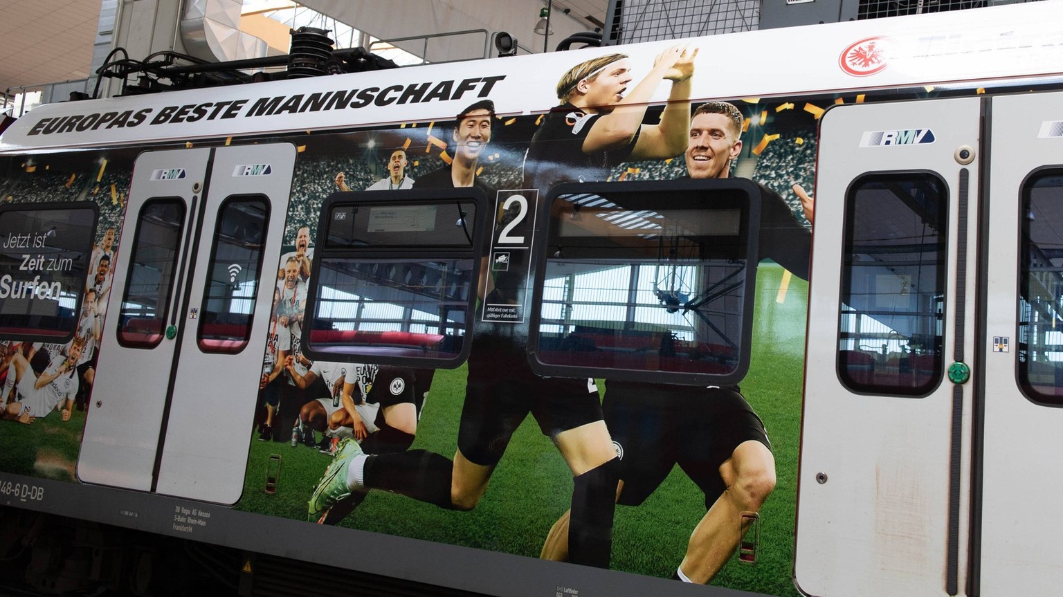 IMAGO / Jan Huebner

04.08.2022, xsltx, Fussball 1.Bundesliga, Eintracht Frankfurt - Präsentation der Jubel-S-Bahn emspor, v.l. (DFL/DFB REGULATIONS PROHIBIT ANY USE OF PHOTOGRAPHS as IMAGE SEQUENCES  ...