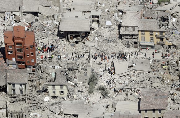 JAHRESRUECKBLICK 2016 - AUGUST - This aerial photo shows the damaged buildings in the town of Amatrice, central Italy, after an earthquake, Wednesday, Aug. 24, 2016. The magnitude 6 quake struck at 3: ...