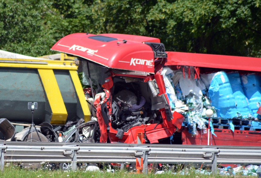 Schwerer Verkehrsunfall, wenige Kilometer vor dem Gotthardsuedportal auf der A2, wo am Dienstag, 26. Juli 2016 zwei Lastwagen und ein Personenwagen zusammenstiessen. Die Autobahn ist in beide Richtung ...