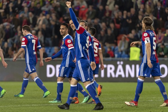 Basels Ricky van Wolfswinkel, Mitte, freut sich ueber sein 3:0 im Fussball Meisterschaftsspiel der Super League zwischen dem FC Basel 1893 und dem FC Zuerich im Stadion St. Jakob-Park in Basel, am Mit ...