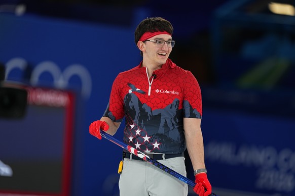 <p>Ice-Ninja: Aidan Oldenburg trägt zum Curling ein Stirnband.</p>