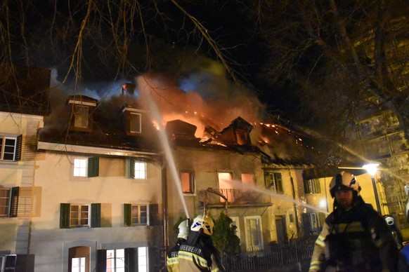 In der Solothurner Altstadt sind am 7.März 2022 drei Gebäude durch einen Grossbrand zerstört worden. Mehrere Personen wurden zur Kontrolle in ein Spital gebracht, ernsthaft verletzt wurde niemand. Im  ...