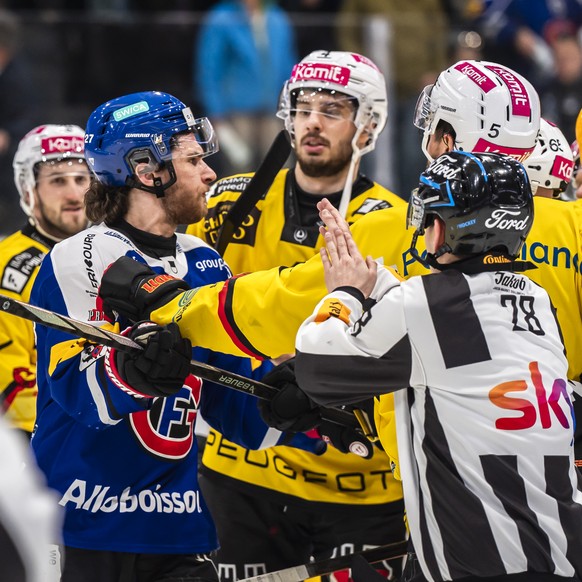 Yannick Rathgeb (HCFG), links, und Patrik Nemeth (SCB), rechts geraten aneinander nach dem sechsten Eishockey Playoff Viertelfinalspiel der National League zwischen dem HC Fribourg-Gotteron und dem SC ...
