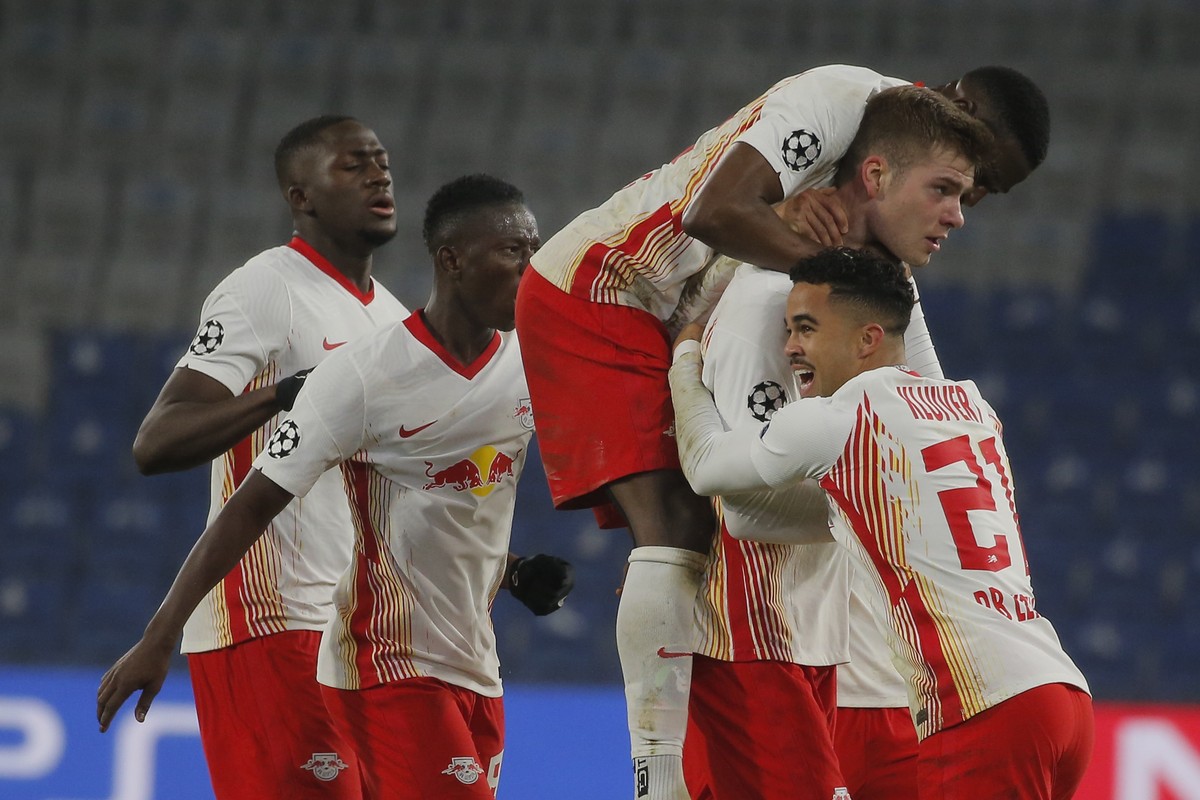 Leipzig's Alexander Sorloth, second right, celebrates with teammates his side's fourth goal during the Champions League group H soccer match between Istanbul Basaksehir and RB Leipzig at Fat ...
