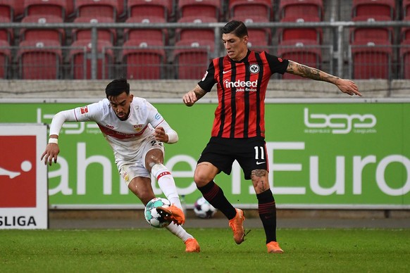 07.11.2020, xjhx, Fussball 1.Bundesliga, VfB Stuttgart - Eintracht Frankfurt emspor, v.l. Nicolas Gonzales VfB Stuttgart, Steven Zuber Eintracht Frankfurt DFL/DFB REGULATIONS PROHIBIT ANY USE OF PHOTO ...