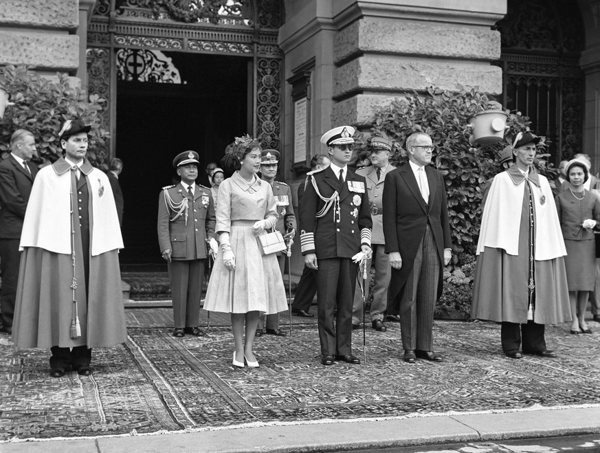 Auf Staatsbesuch in der Schweiz: Bundespräsident Max Petitpierre (r.) mit dem thailändischen Königspaar Bhumibol Adulyadej Sirikit Kitigakara Ende August 1960 beim offiziellen Empfang vor dem Bundeshaus in Bern.