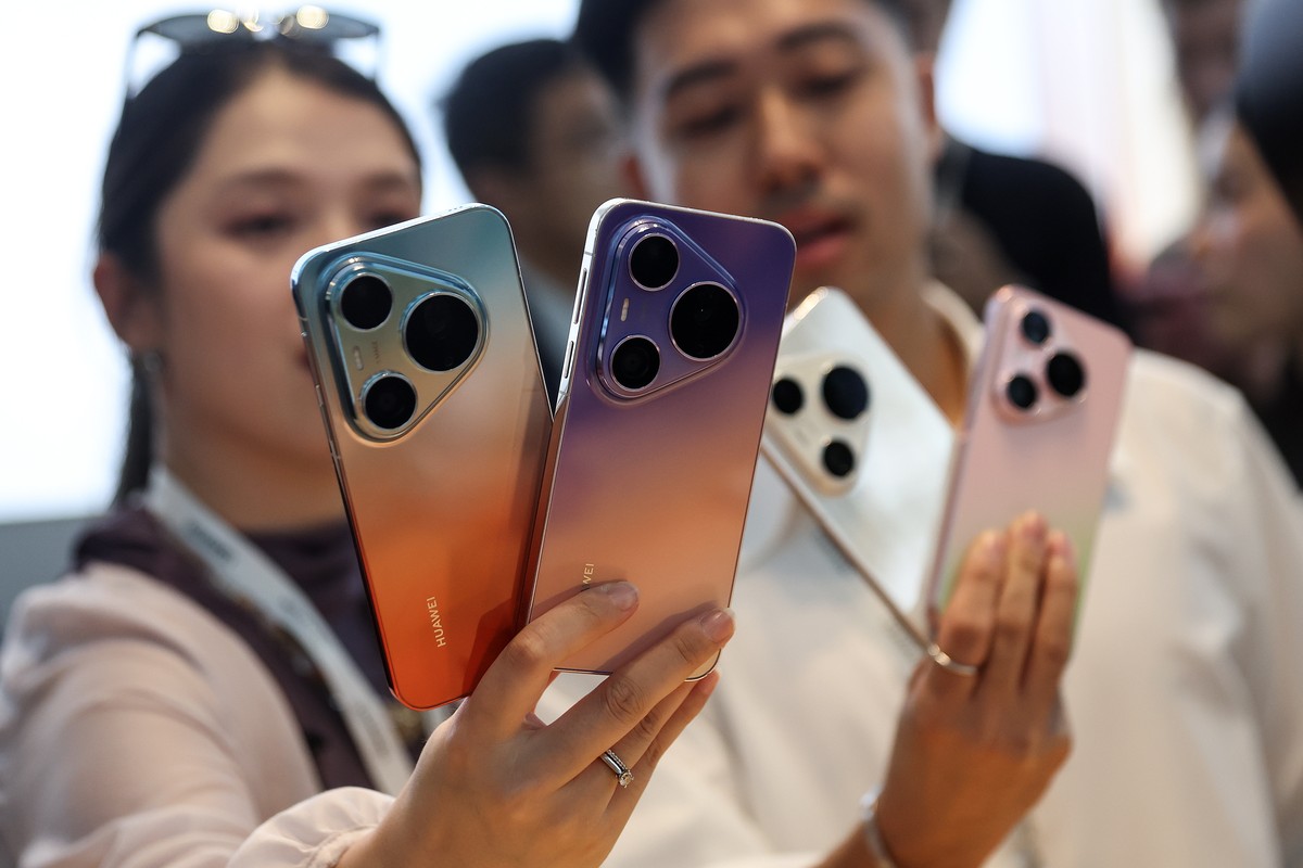 epa13110569 Visitors hold the latest smartphone Pura 90s Series during the launching of Huawei smartphone Pura 90s Series in Kuala Lumpur, Malaysia, 14 July 2026. Huawei unveiled its latest flagship i ...