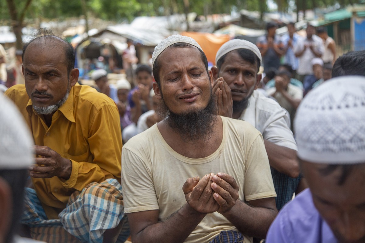 epa10137496 Rohingya refugees pray as they take part in a protest held to mark the five year anniversary of the mass migration of Rohingya refugees from Myanmar to Bangladesh, at a makeshift camp in K ...