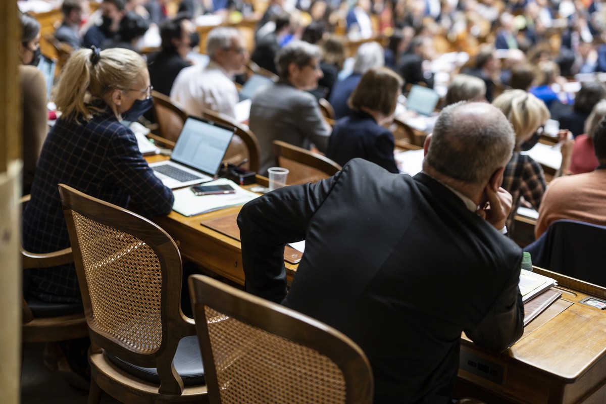 Der Sessel von Flavia Wasserfallen, SP-BE, bleibt waehrend der Abstimmung zur Gletscherinitiative leer, sie und weitere Mitglieder des Nationalrats befinden sich in Isolation und stimmen von extern ab ...