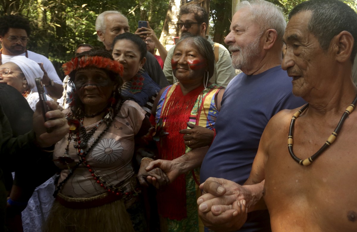 Brazil's former President Luiz Inacio Lula da Silva, second from right, who is running for reelection, meets with Assurini Indigenous leaders from the Amazon in Belem, Para state, Brazil, Friday, ...