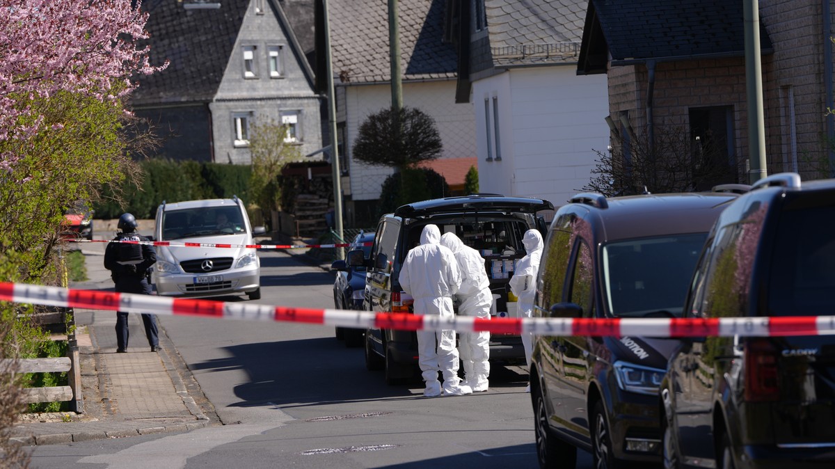 06.04.2025, Rheinland-Pfalz, Weitefeld: Spurensicherung und Polizei arbeiten in Weitefeld im Westerwald. Drei Menschen sind in Weitefeld im Westerwald tot aufgefunden worden. Foto: Thomas Frey/dpa +++ ...