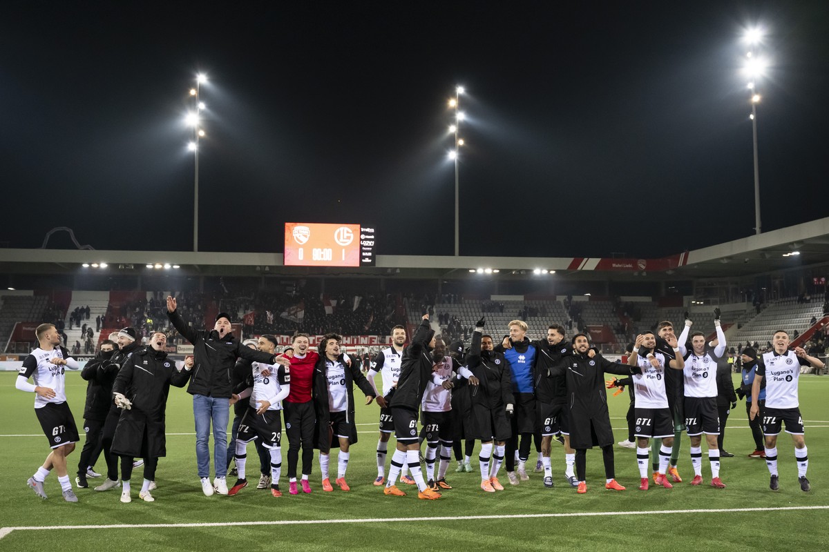 FC Lugano Spieler und Staff jubeln nach dem Sieg (1-0), nach dem Super League Spiel zwischen dem FC Thun und dem FC Lugano, in der Stockhorn Arena in Thun, am Samstag, 22. November 2025. (KEYSTONE/Ant ...