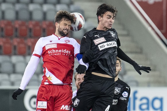 Thuns Nicola Sutter, links, im Duell mit dem Grasshopper Miguel Nobrega im Fussball Meisterschaftsspiel der Challenge League zwischen dem FC Thun und dem Grasshopper Club Zuerich, am Freitag, 11. Deze ...