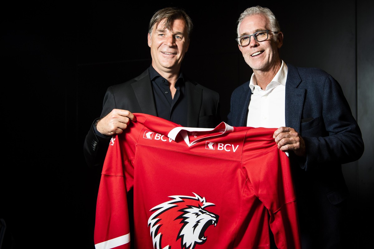 Petr Svoboda, gauche, directeur des operations hockey du Lausanne Hockey Club, pose avec un maillot et Craig McTavish, droite, entraineur du Lausanne Hockey Club lors d'une conference de presse d ...