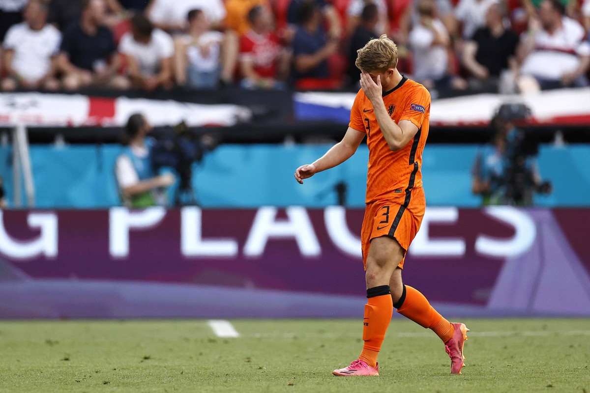 epa09305869 Dutch player Matthijs de Ligt leaves the pitch after receiving a red card during the UEFA EURO 2020 round of 16 match between the Netherlands and Czech Republic at the Puskas Arena in Buda ...
