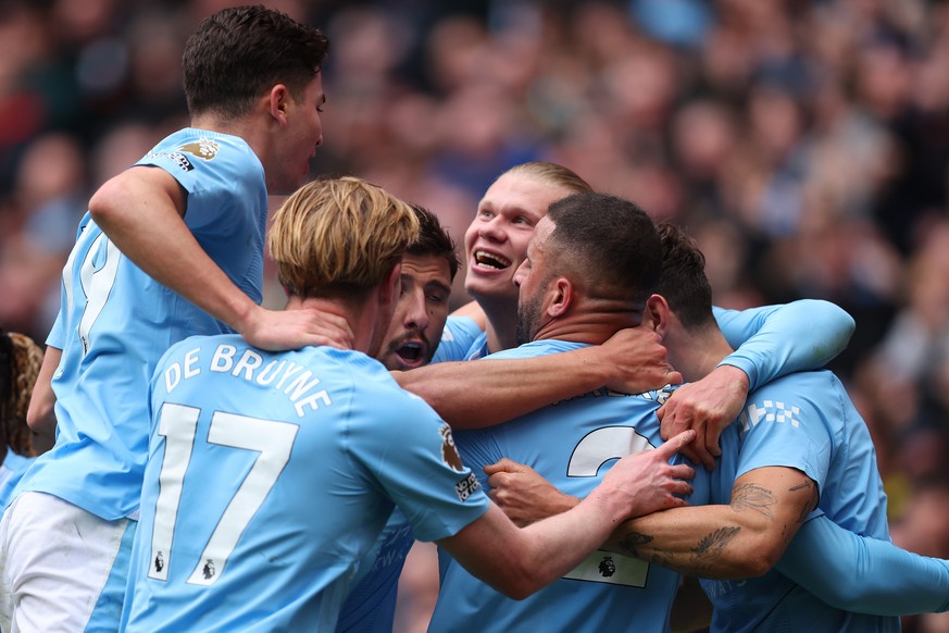 epa11142286 Erling Haaland (C) of Manchester City celebrates with teammates after scoring a goal during the English Premier League soccer match between Manchester City and Everton FC, at the Etihad St ...