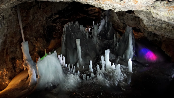 In den rumänischen Karpaten liegt eine der beeindruckendsten Eishöhlen Europas.