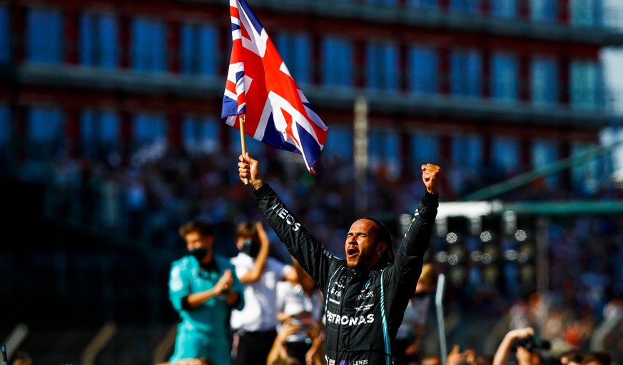 Ein Sieg mit fadem Beigeschmack: Lewis Hamilton darf in der Heimat trotzdem jubeln.
