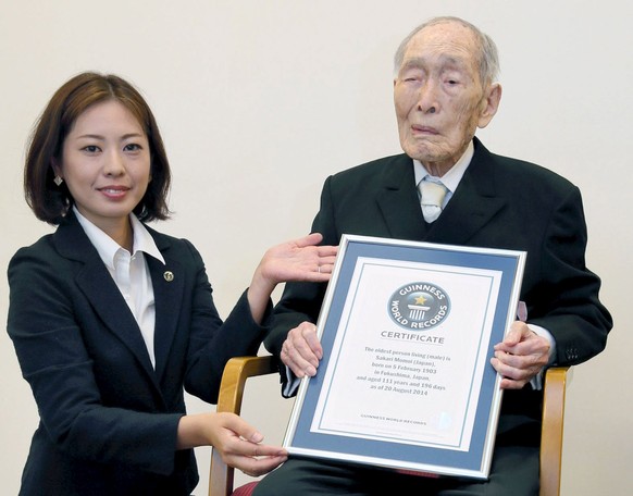 Sakari Momoi anno 2014 mit dem Guinness-World-Records-Zertifikat. 