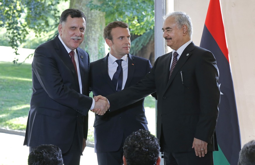 Im Juli 2017 trafen sich die verfeindeten Parteien in Frankreich: Premierminister al-Sarraj (l.), Macron und der oppositionelle General al-Haftar. 