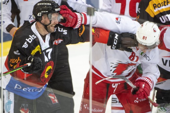 Berns Andrew MacDonald, links, pruegelt sich mit Lausannes Ronalds Kenins, rechts, waehrend des Meisterschaftsspiels der National League, zwischen dem SC Bern und dem HC Lausanne, am Freitag, 22. Nove ...