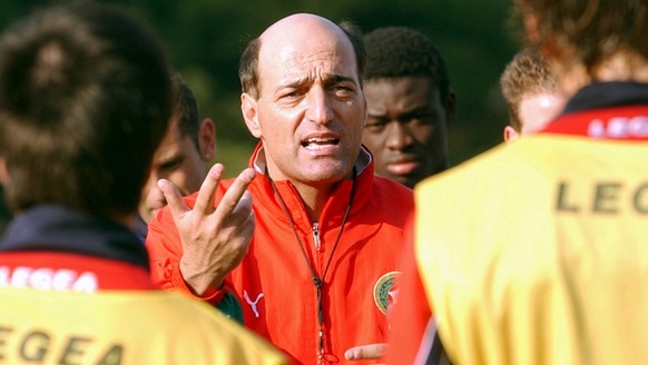 Charly Roessli, nouvel entraineur du FC Sion, photographie lors d&#039;un entrainement a Martigny ce mercredi 19 mars 2003. Le FC Sion a limoge avec effet immediat son entraineur Jean-Claude, Boubou,  ...