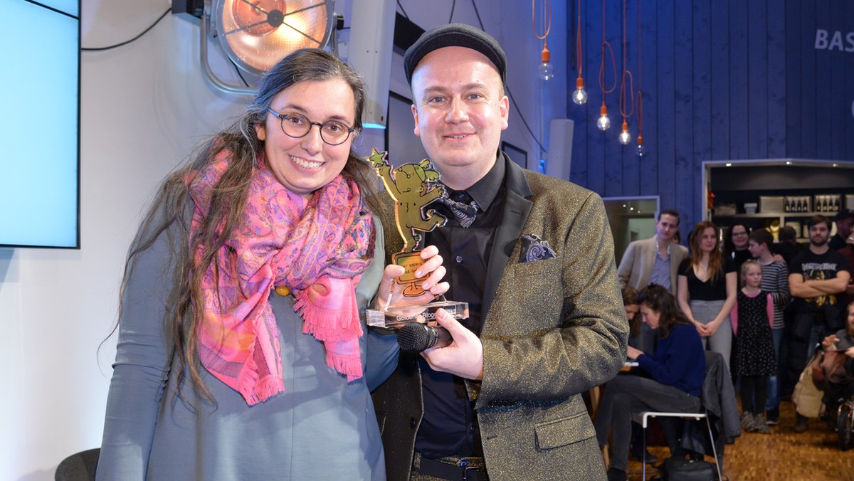 ABD0135_20190729 - BERLIN - DEUTSCHLAND: ARCHIV - 19.12.2018, Berlin: HANDOUT - Marie Sophie Hingst erhält aus den Händen von Award-Mitgründer Daniel Fiene den "Goldenen Blogger" als Blogger ...