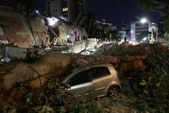 epaselect epa13062508 A damaged vehicle lies beneath rubble in Caracas, Venezuela, 24 June 2026. Two powerful earthquakes struck Venezuela, including a magnitude 7.5 earthquake, causing buildings to c ...