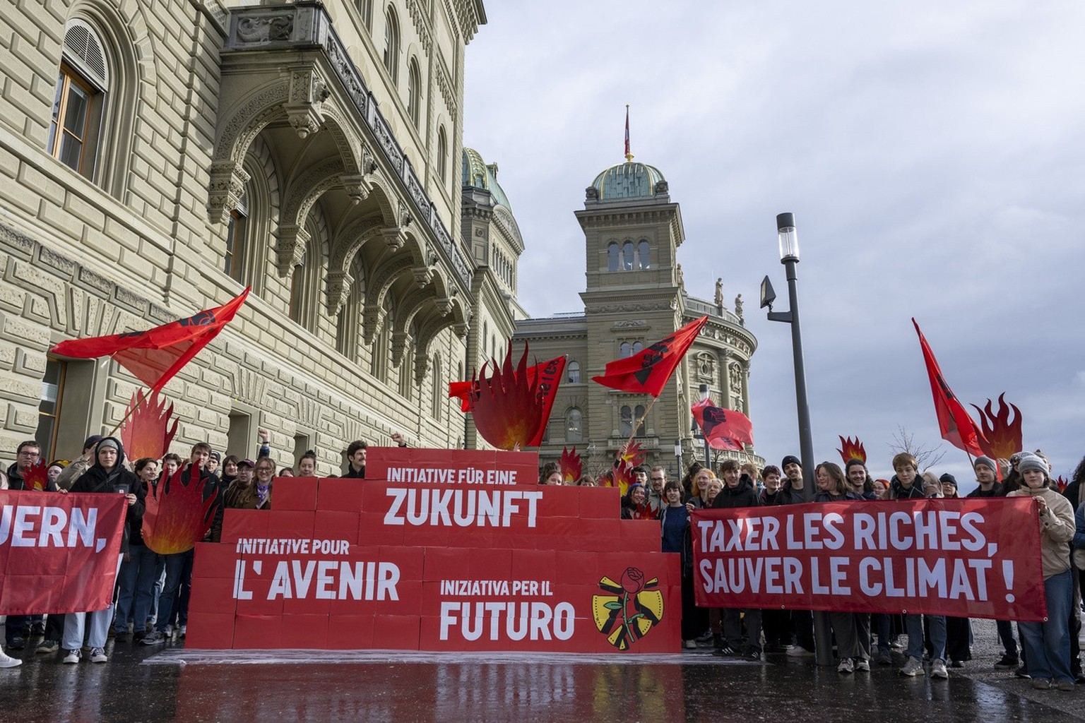 Mitglieder der JUSO Schweiz reichen die Initiative mit 140 000 Unterschriften &quot;Fuer eine soziale Klimapolitik ? steuerlich gerecht finanziert (Initiative f