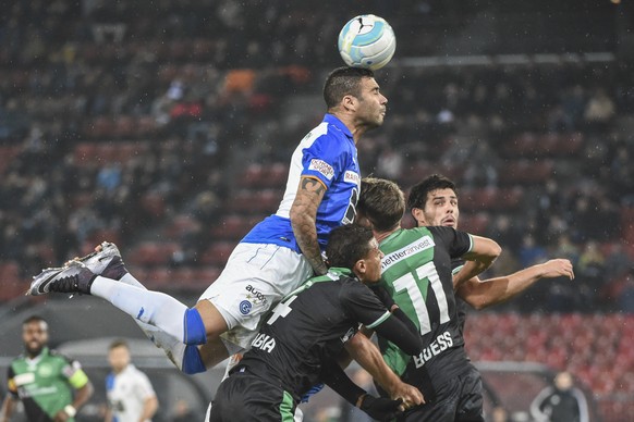 26.11.2016; Zuerich; Fussball Super League - Grasshopper Club Zuerich - FC St.Gallen;
Caio (GC) Martin Angha (St.Gallen) Roman Buess (St.Gallen) 
(Andy Mueller/freshfocus)