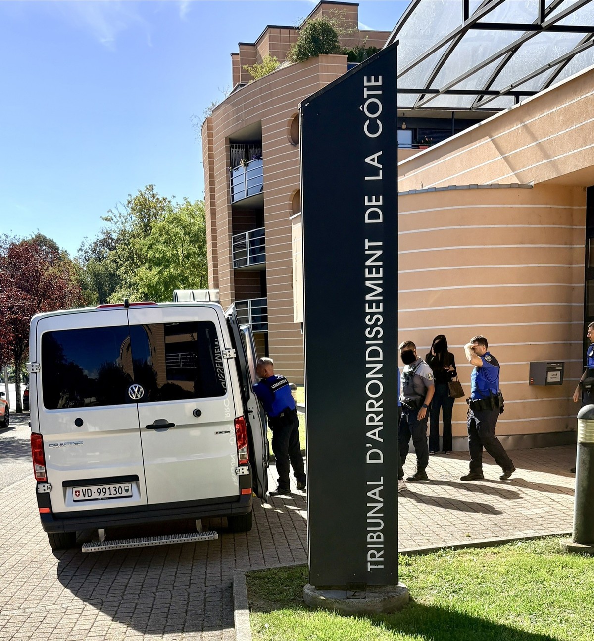 La sortie des quatre accusés du Tribunal correctionnel de la Côte, escortés par des gendarmes, reconnus coupables ce lundi 14 septembre