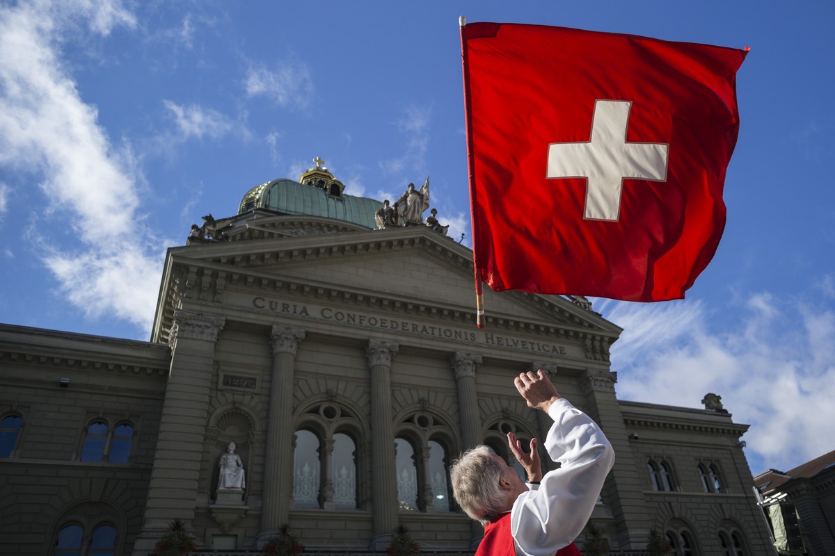 Fahnenschwinger Robert Ruprecht aus Duedingen FR, zeigt seine Geschicklichkeit, an der Sichlete, dem Erntedankfest, am Montag, 14. September 2015, in Bern. An der Sichlete auf dem Berner Bundesplatz p ...